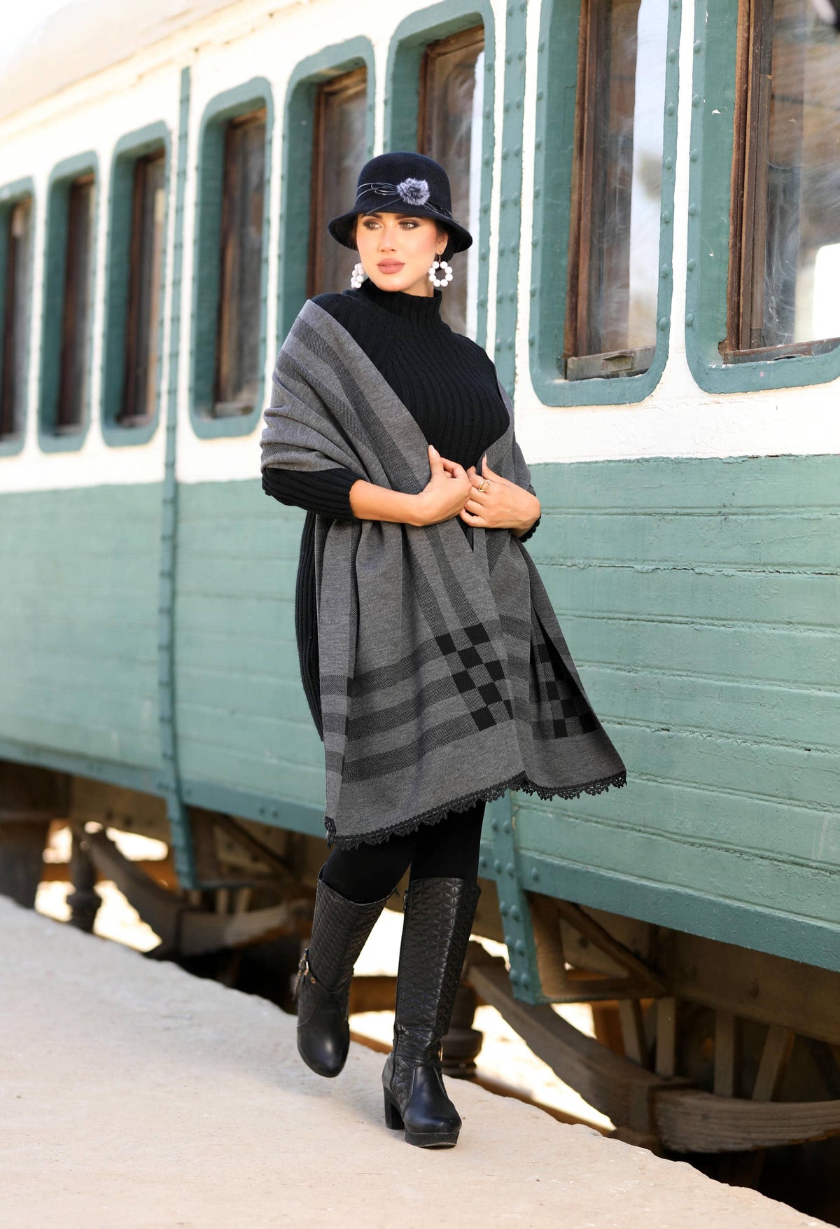 Knitted Checkered Shawl – 5005