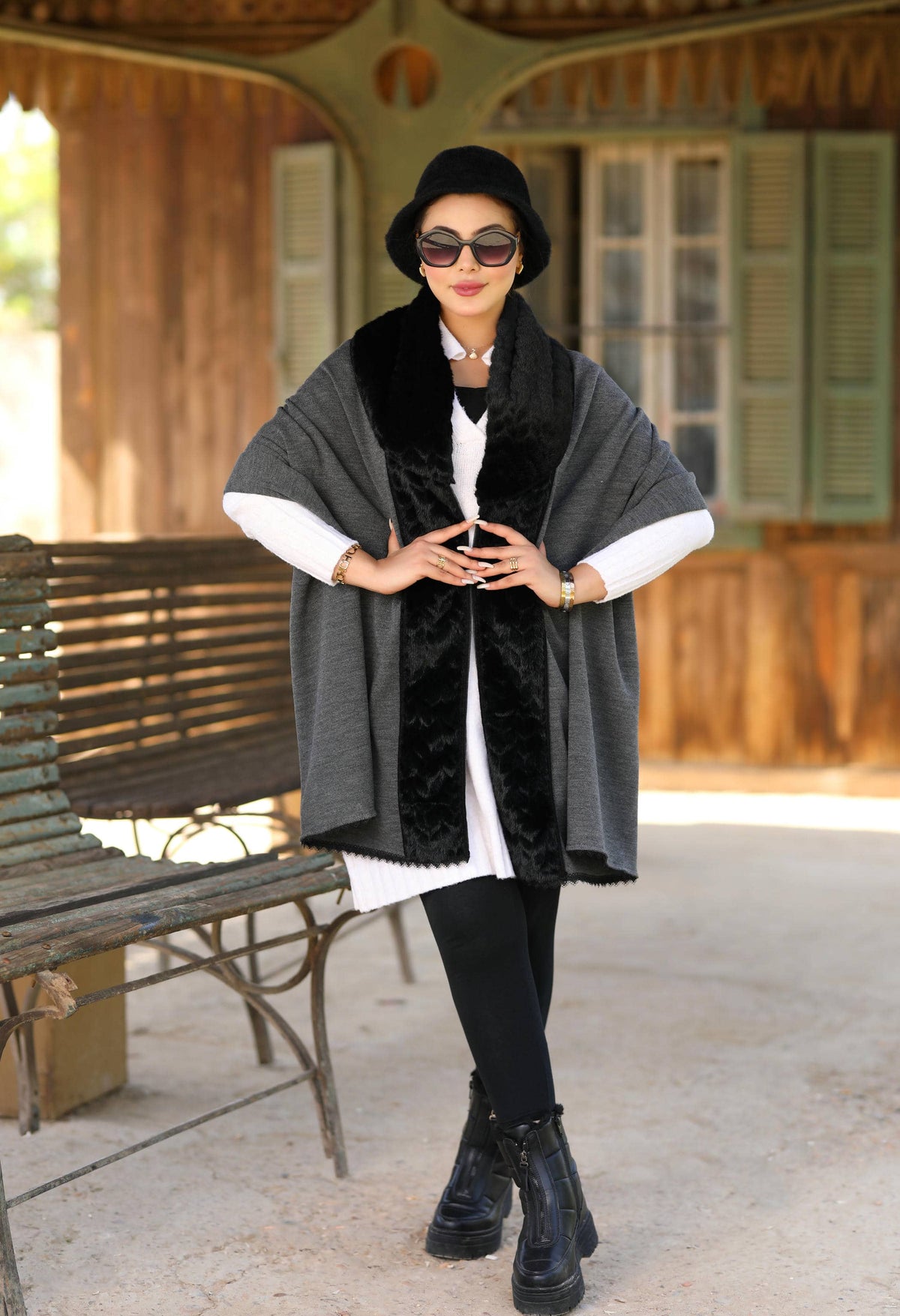 Knitted Shawl with Faux Fur – 5002