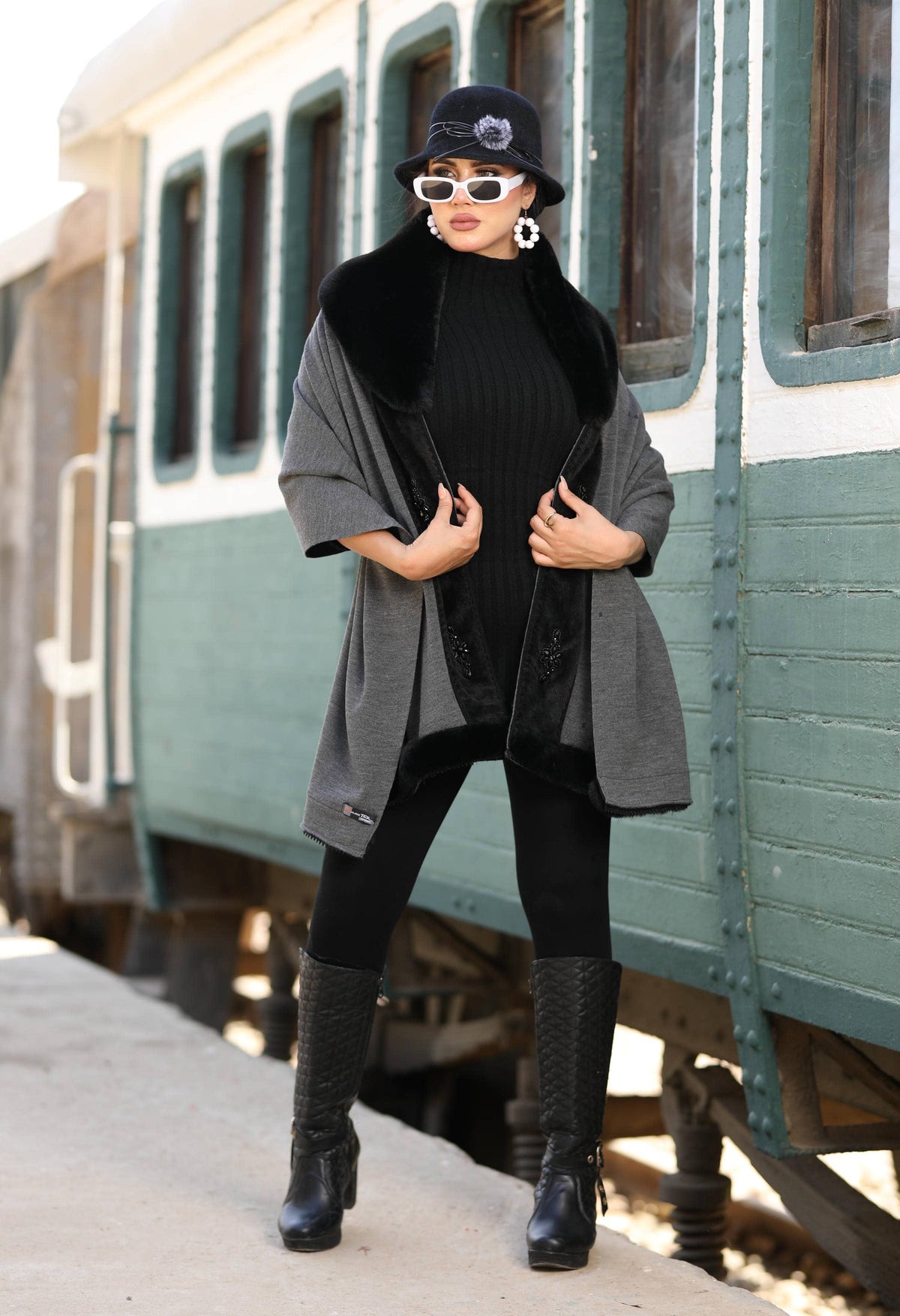 Knitted Shawl with Faux Fur & Accessory
Strip – 5008